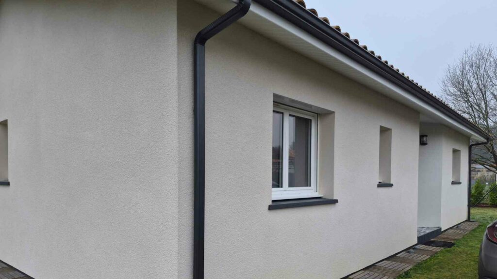 Photo d'une maison avec une gouttiere