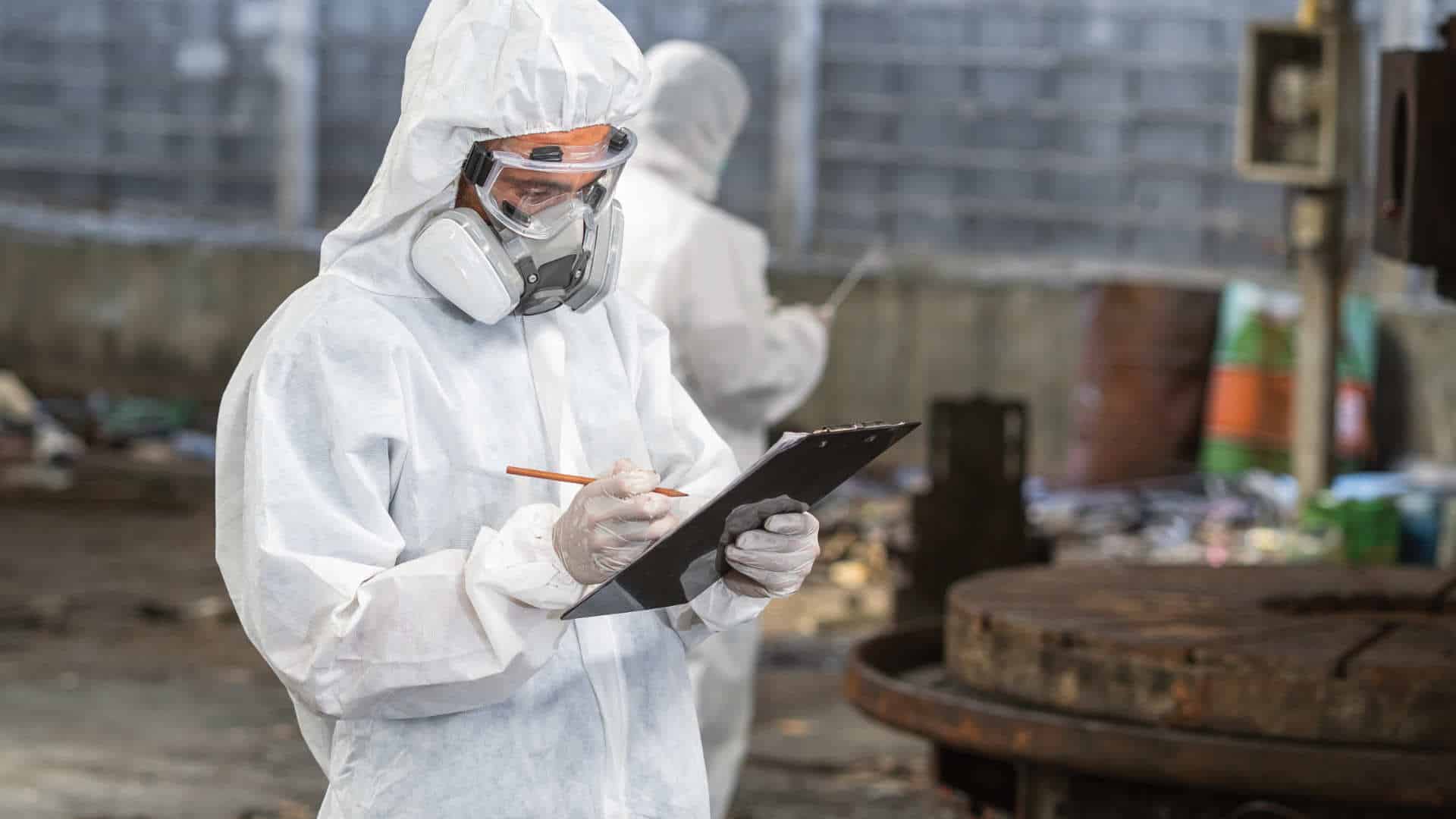 Un homme qui fait un diagnostic amiante