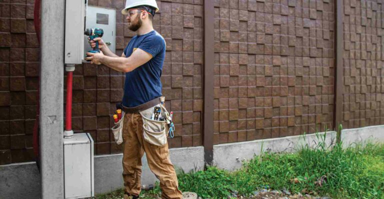 Un homme qui touche au compteur électrique