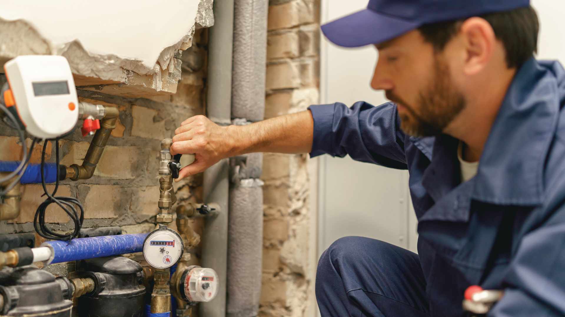 Un homme qui utilise la pompe à gaz