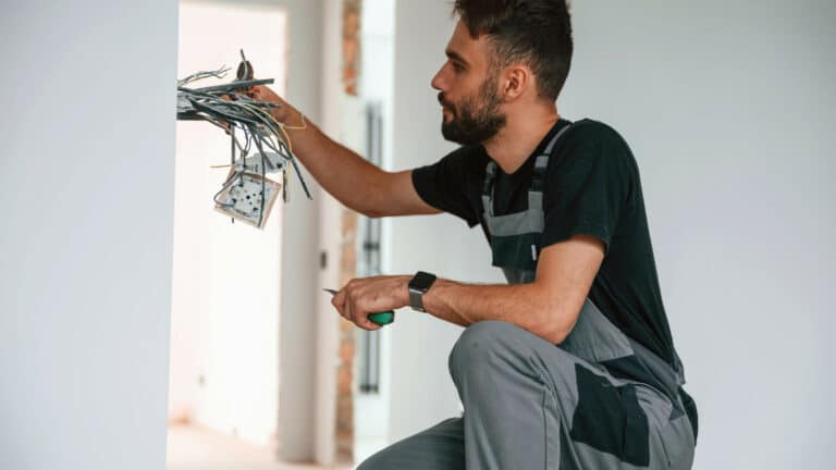 Un homme repare sa maison