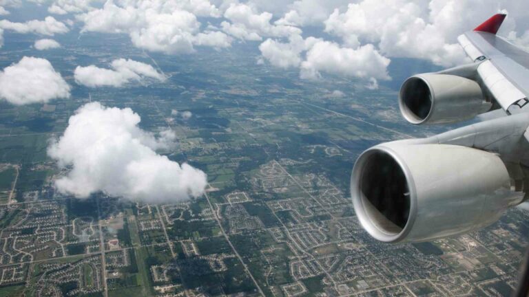Un avion dans le ciel