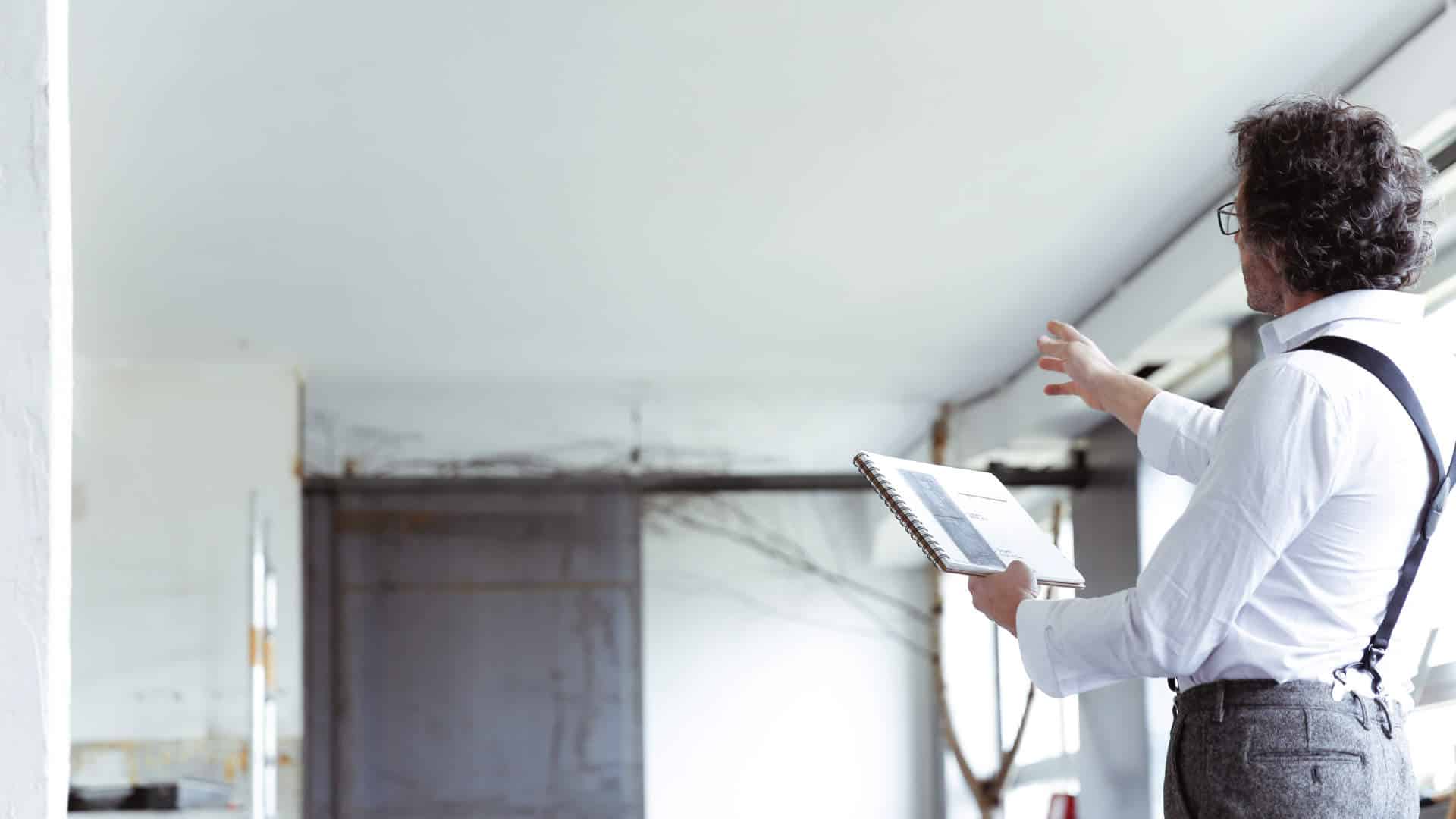 Un homme effectue un diagnostic plomd dans une maison