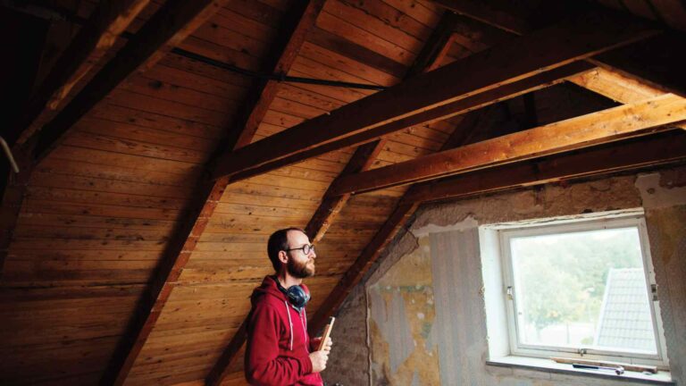 Un homme établis l'états des risques dans une maison