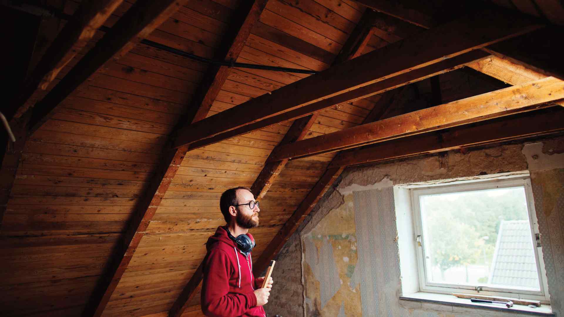 Un homme établis l'états des risques dans une maison