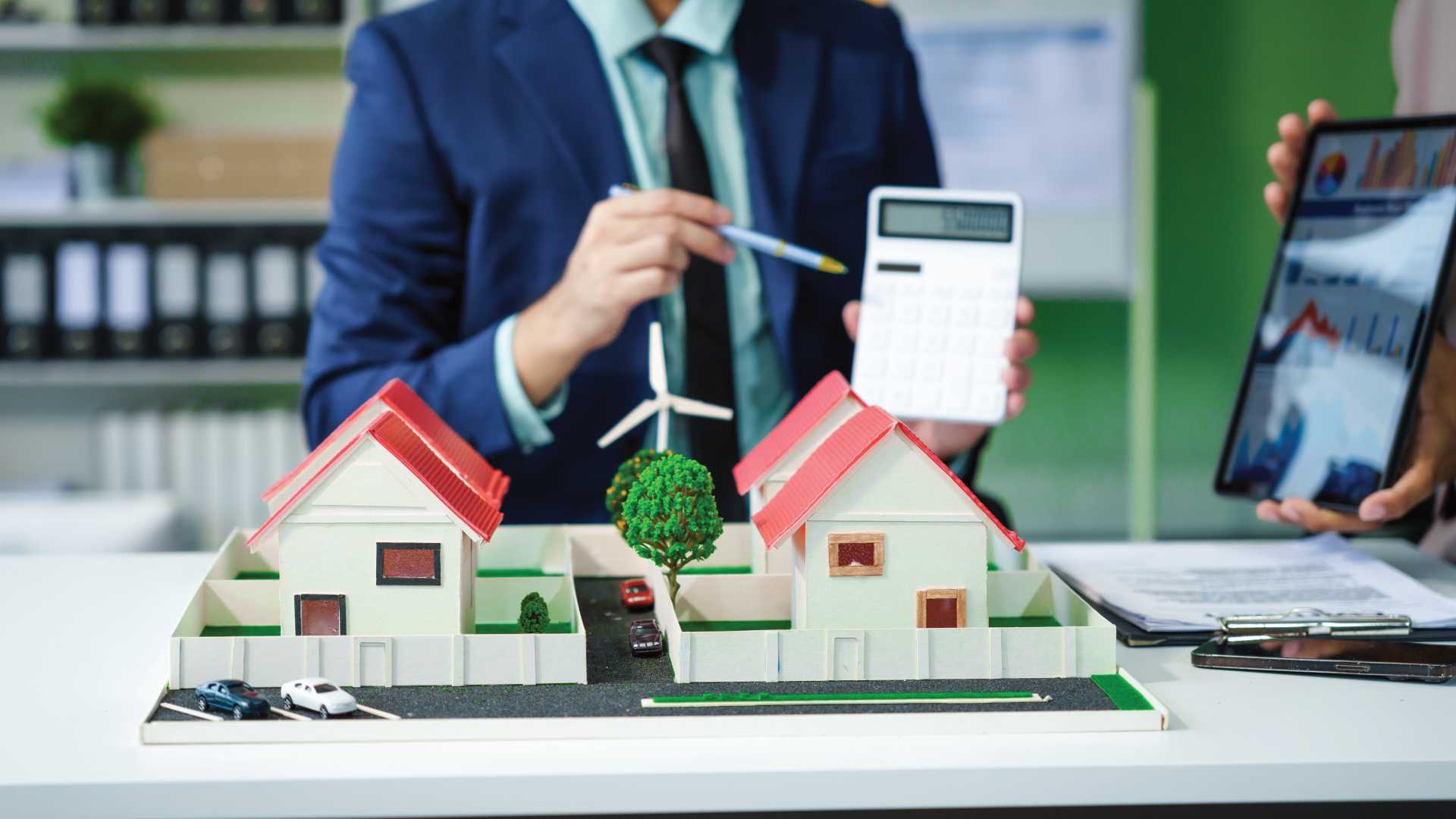 Un homme qui réalise des travaux sur une maquette