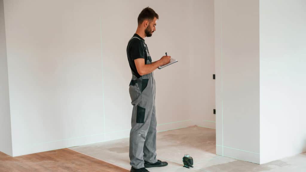 Un homme qui analysent l'état des lieux d'une maison