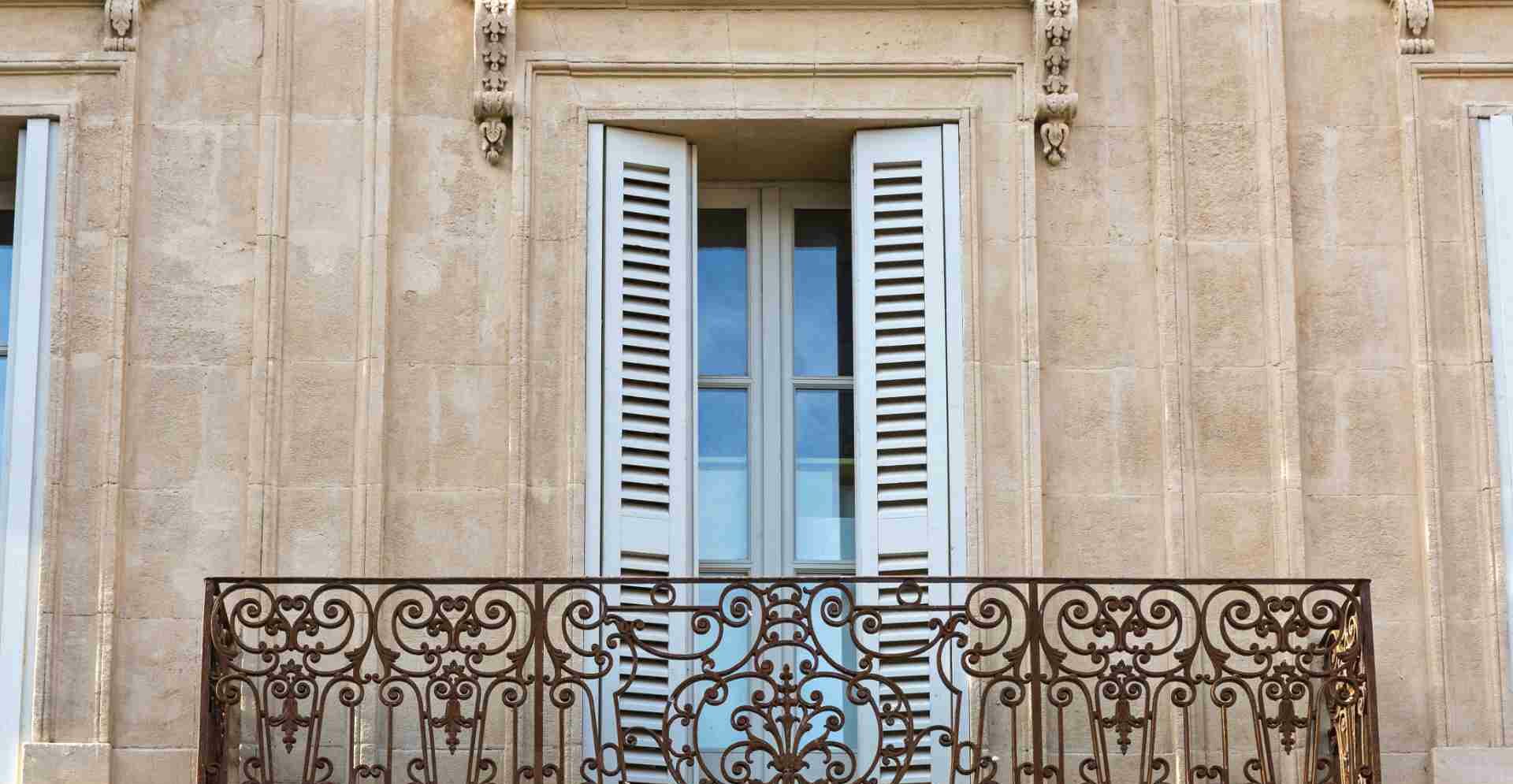 Photo d'un balcon d'une maison