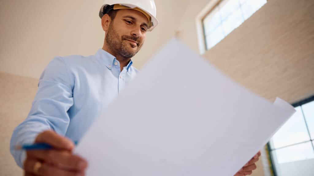 Photo d'un homme qui controle une maison