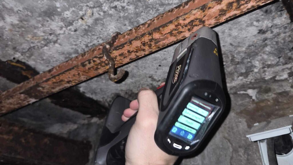 Un homme qui analysent le plomb avec un appareil