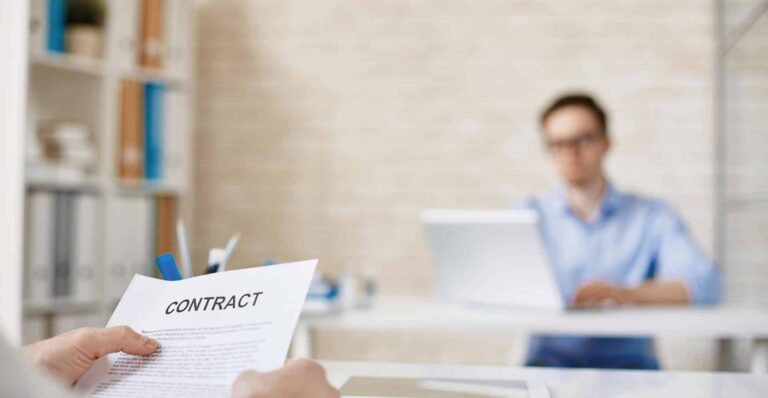 Deux hommes qui vont signer un contract