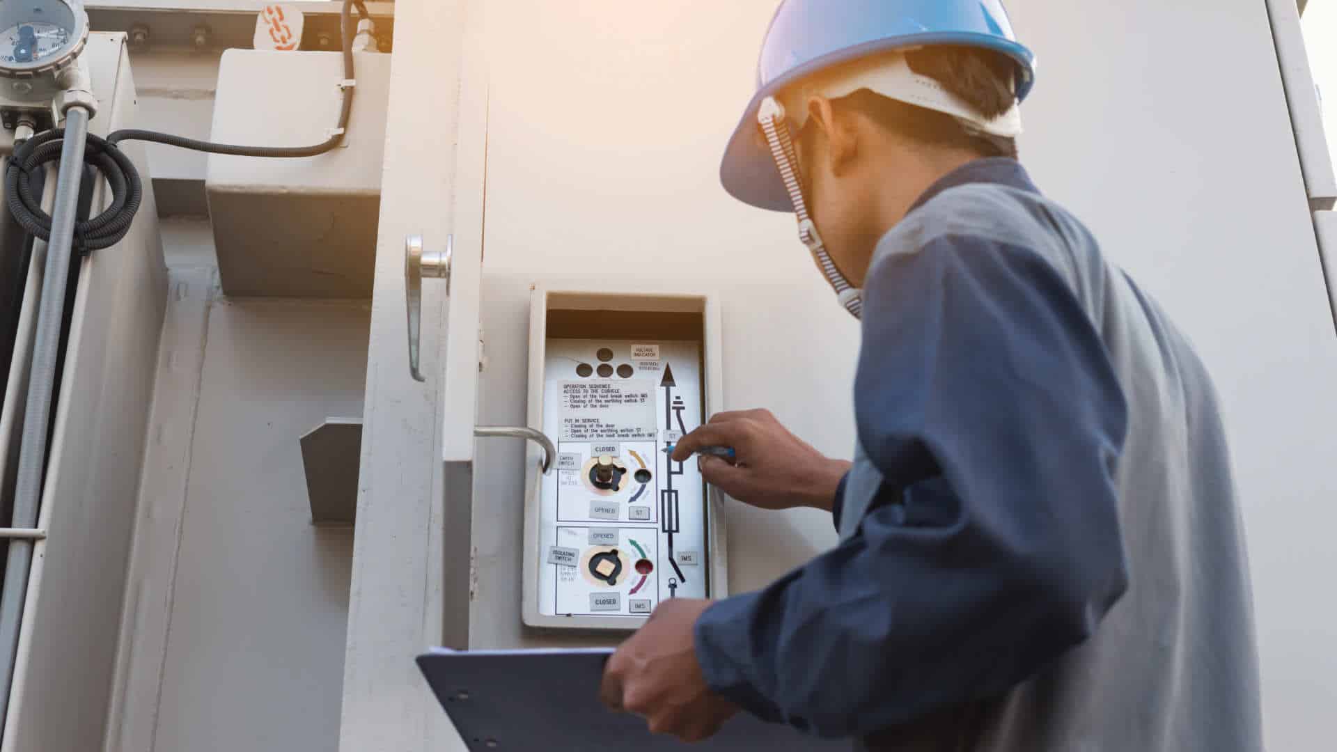 Un homme qui vérifie un compteur électrique