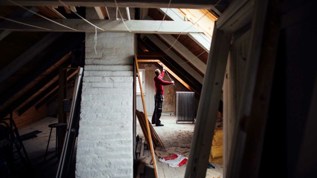 Un homme qui rénove sa maison
