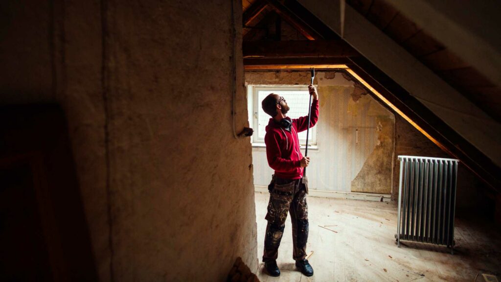 Un homme qui travail sur sa maison
