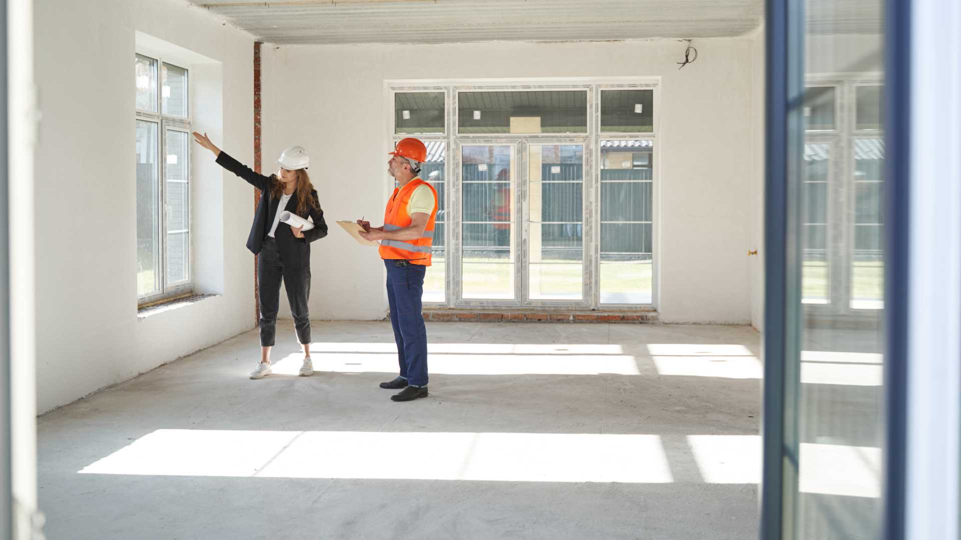 Un homme et une femme qui analyse un terrain