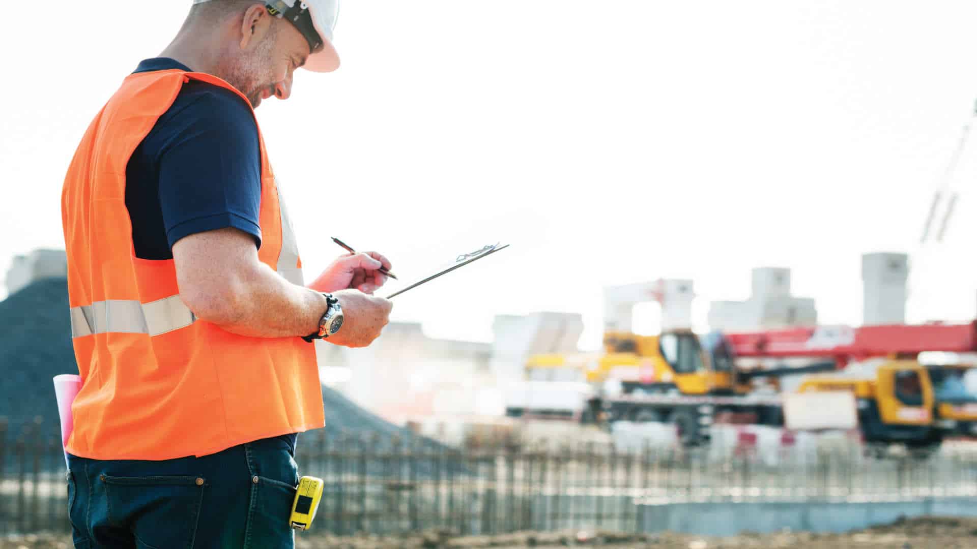 Photo d'un homme qui prépare un terrain à des travaux