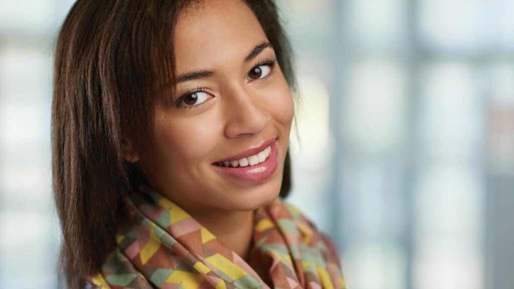Photo d'une femme souriante