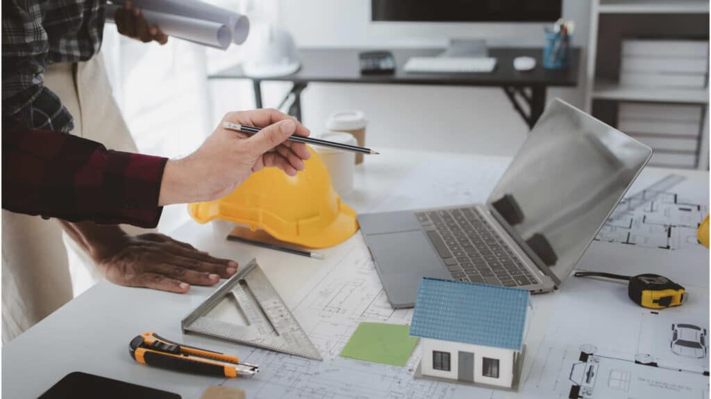 Une personne qui analysent une maison