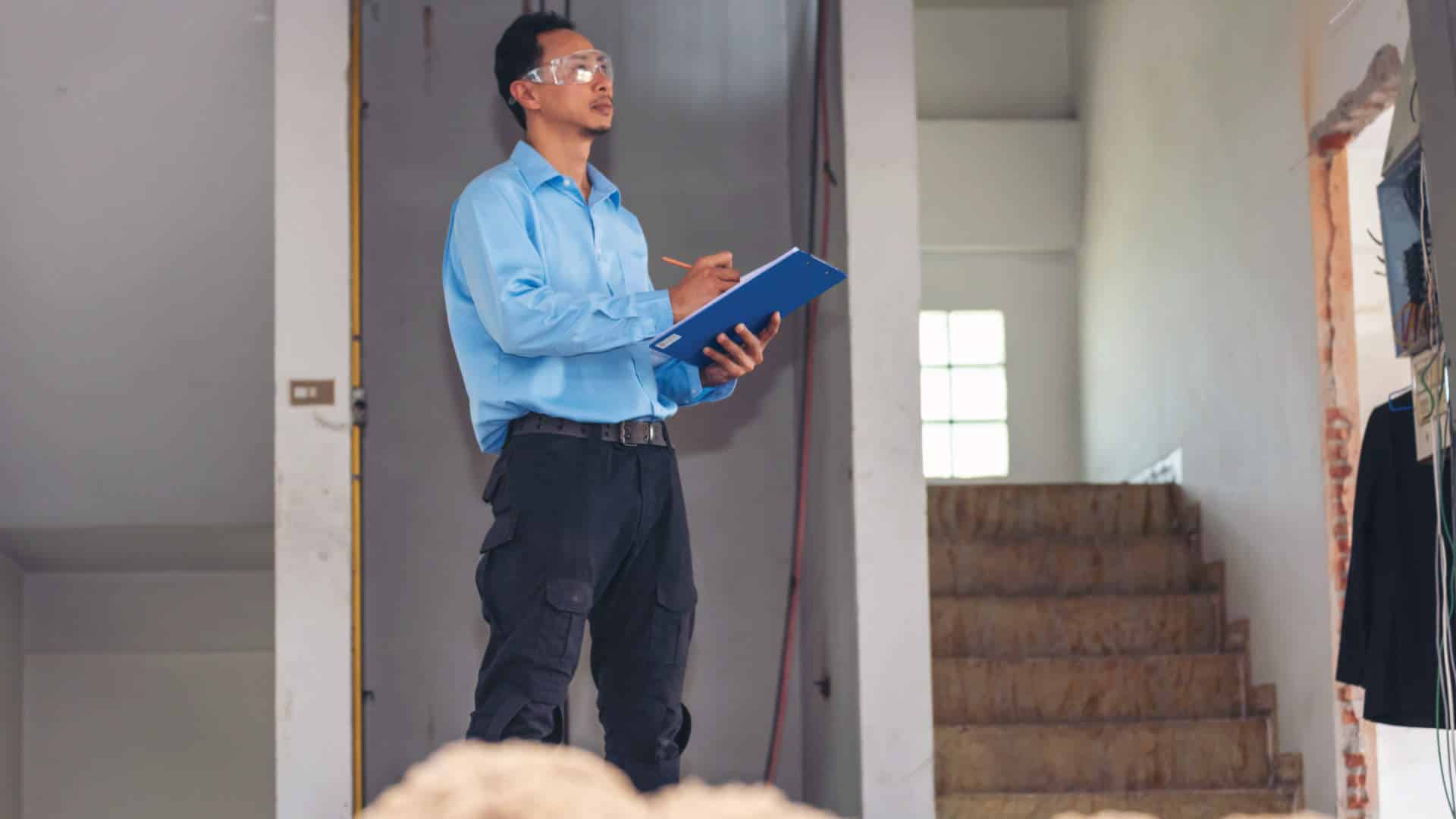 Un homme diagnostic une maison pour des travaux