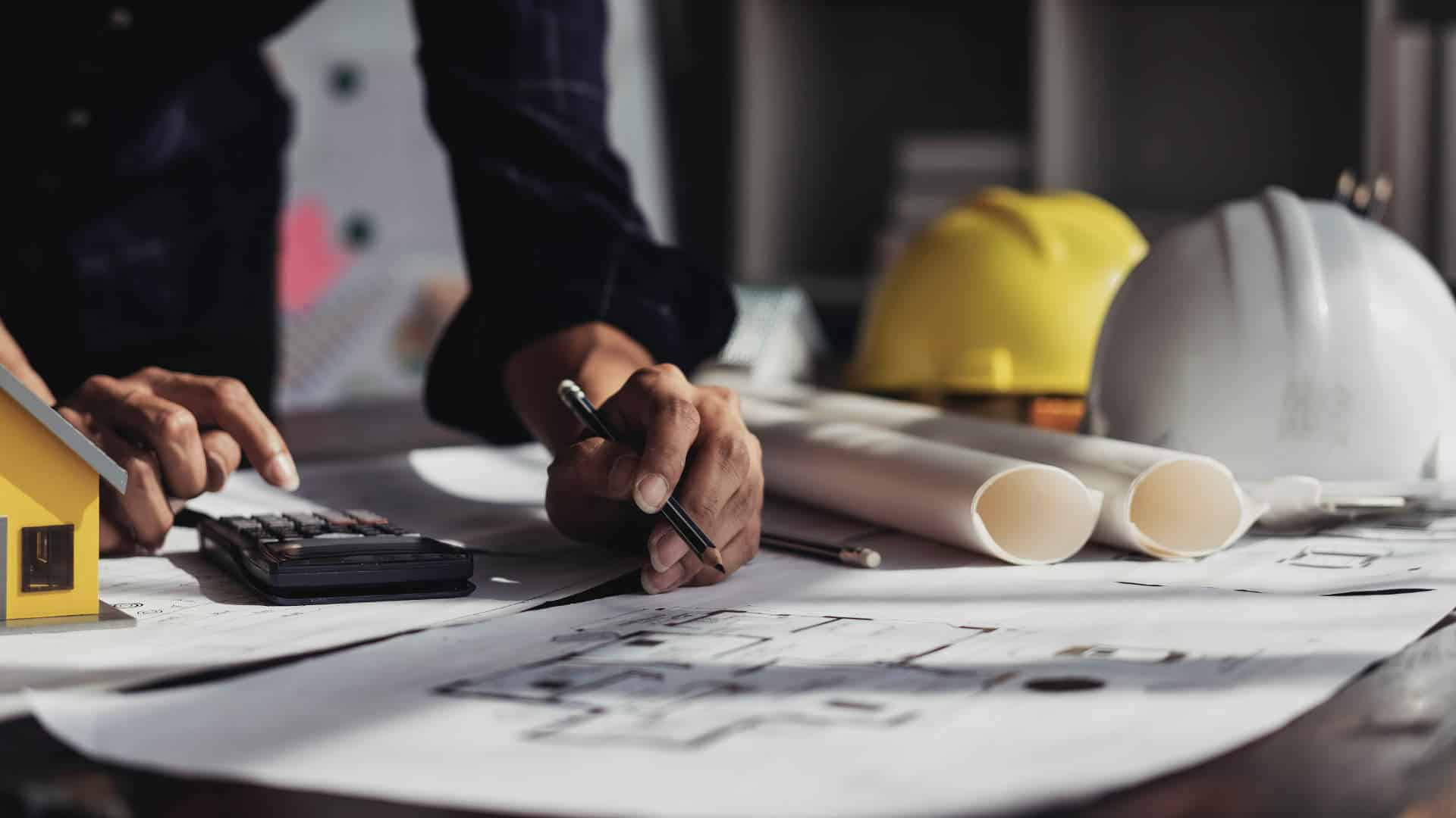 Un homme avec des papiers sur une table