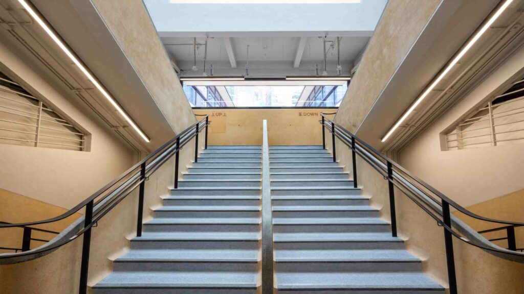 Photo d'une grande cage d'escalier