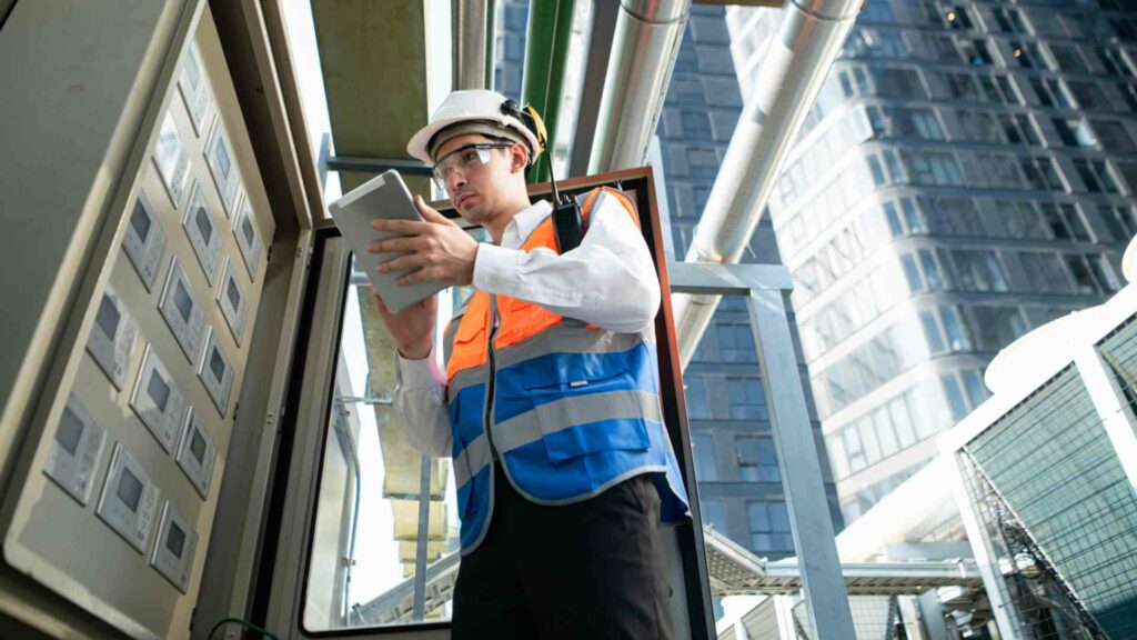 Un homme qui analyse un bâtiment