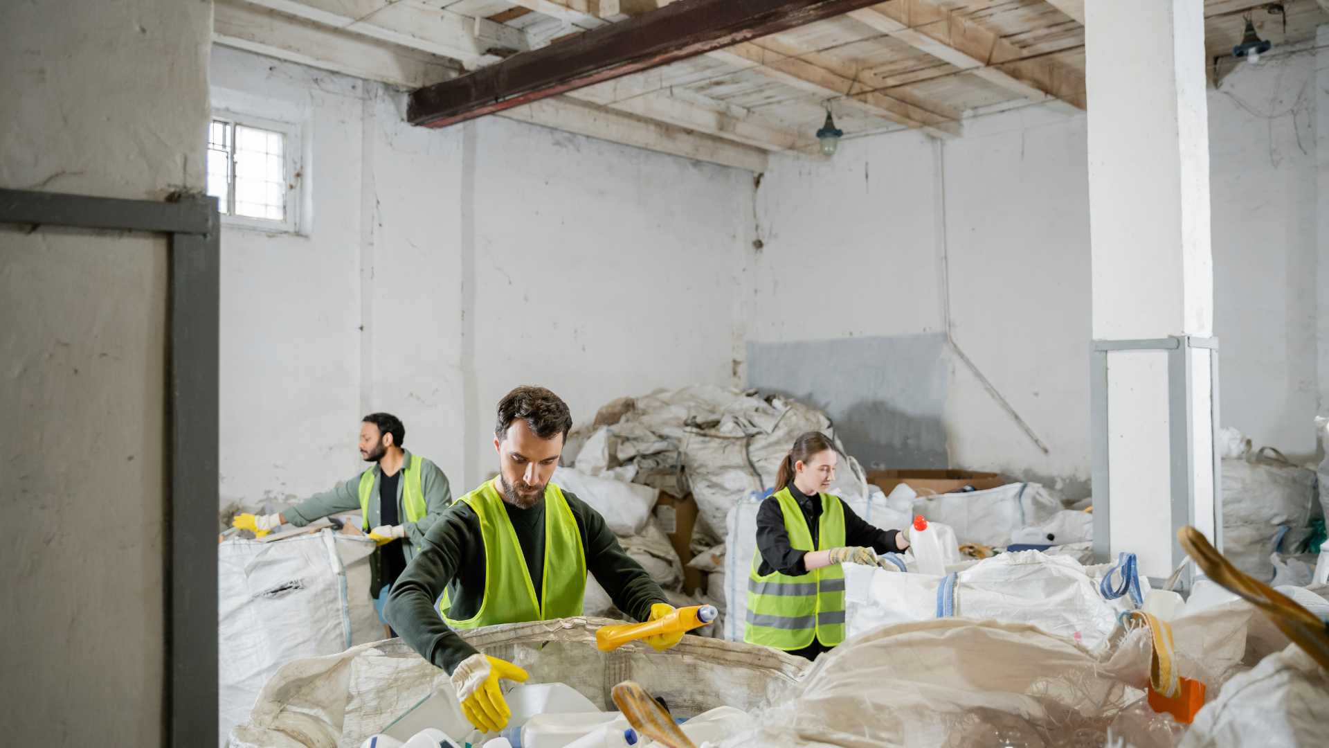 Photo de plusieurs personne qui travail et recycle une maison