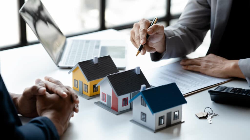 deux hommes échanges autours de différents logements