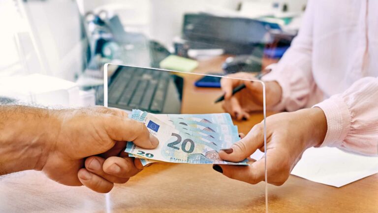 Photo de 2 personnes qui effectuent une transaction monétaire