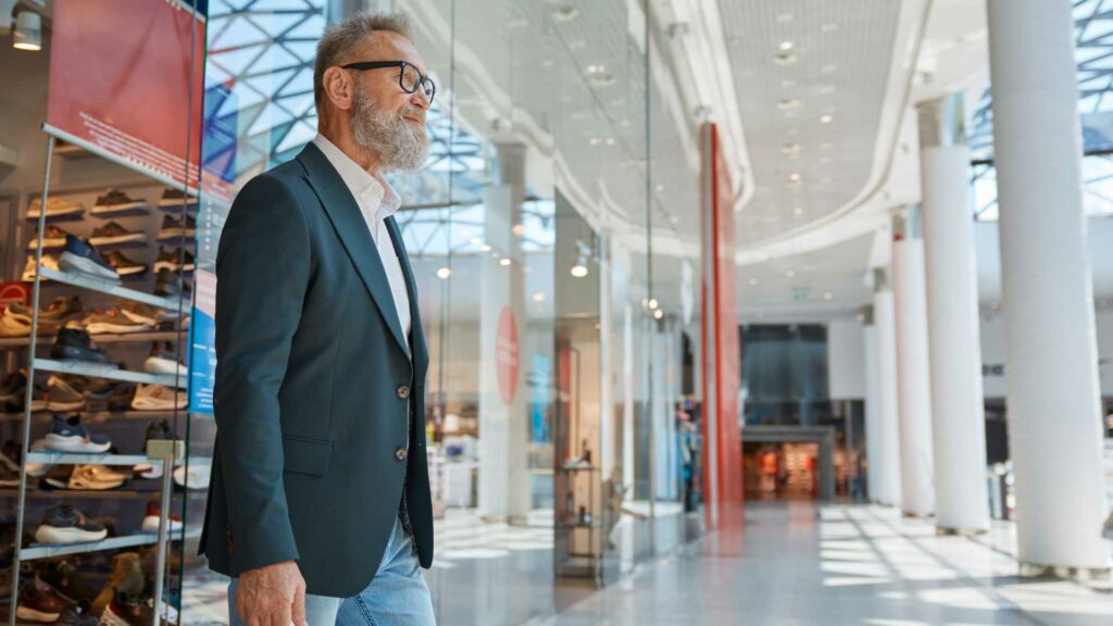 Photo d'un homme dans un gigantesque local commercial