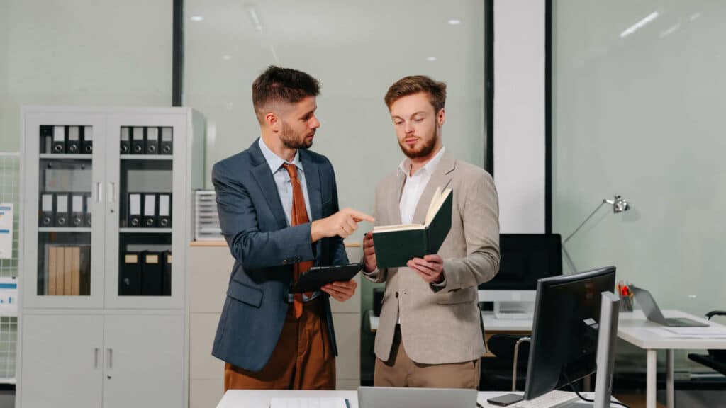 Photo de deux hommes qui débattent