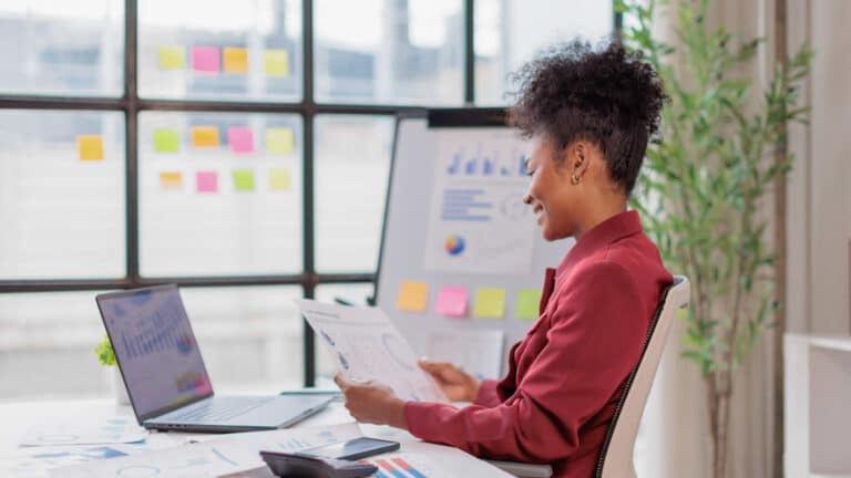 Photo d'une femme qui travail dans son bureau