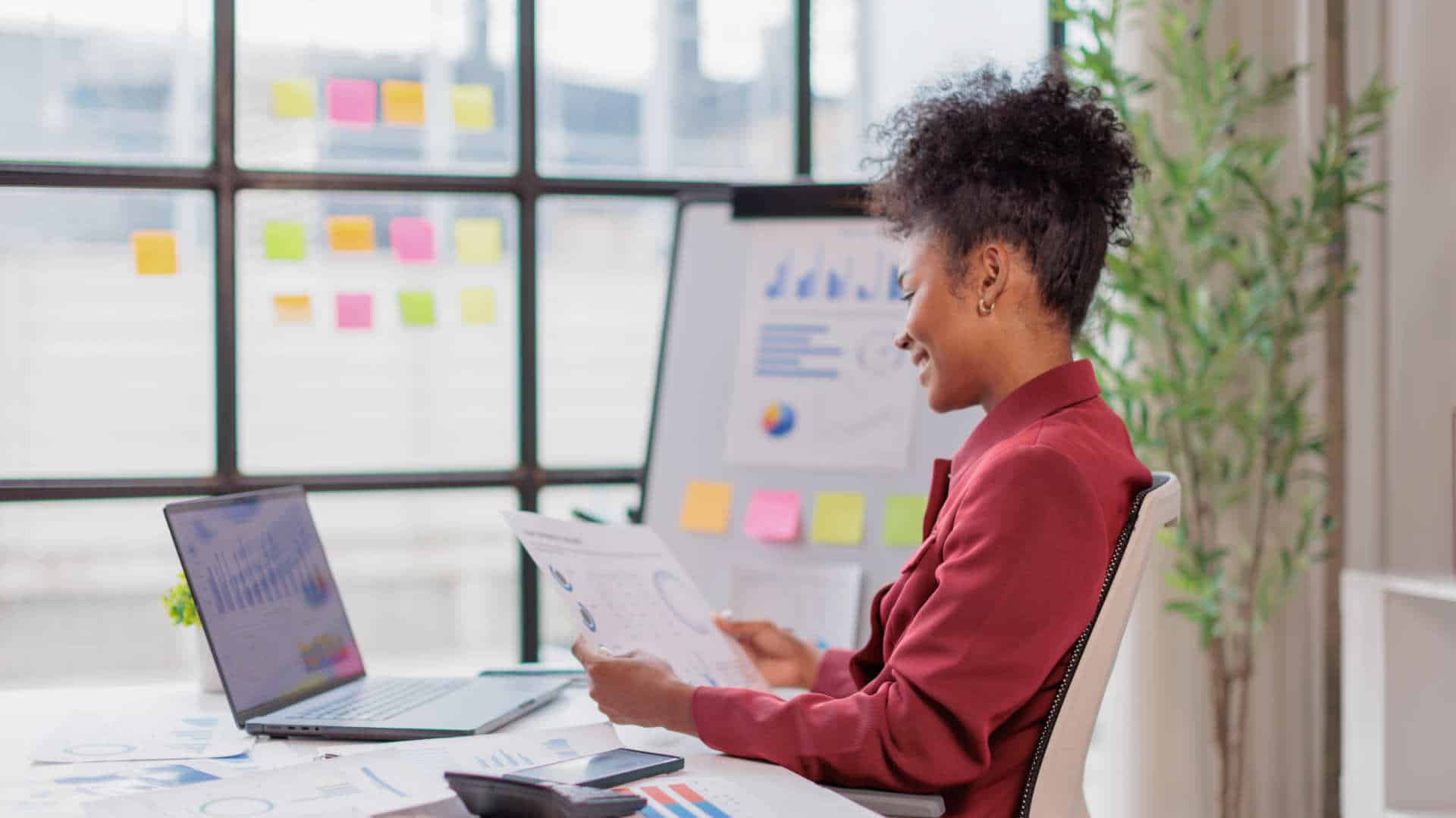 Photo d'une femme qui travail dans son bureau