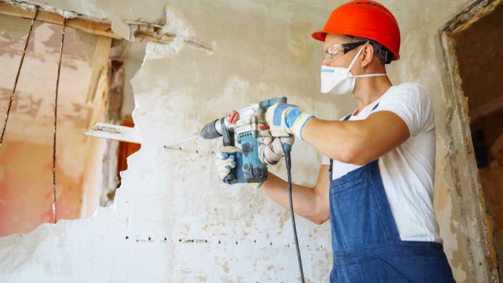Photo d'un homme qui réalise des travaux