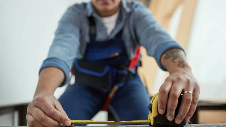 Photo d' une femme qui mesure son logement