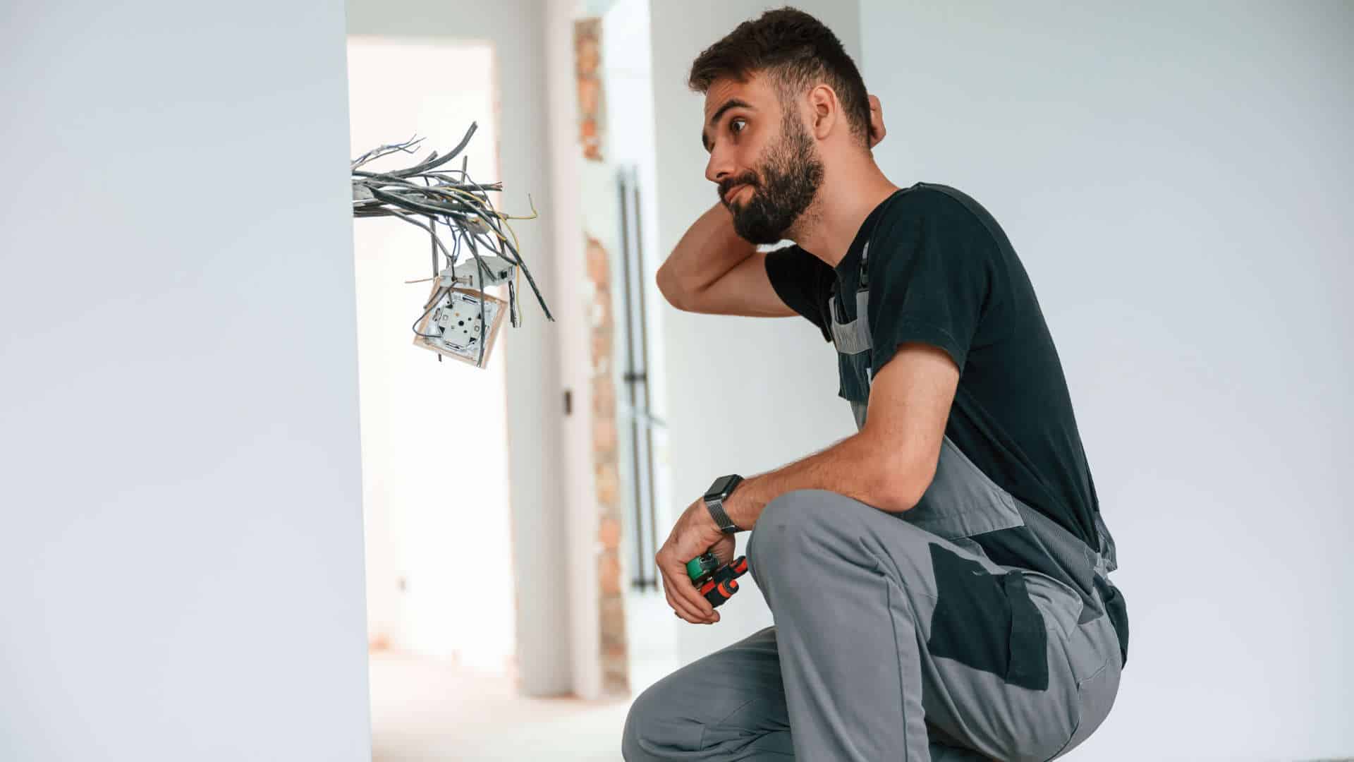 Photo d'un homme qui réalise des travaux
