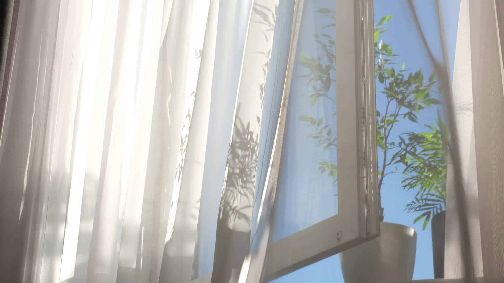 Photo d'une maison avec les fenetres ouvertes