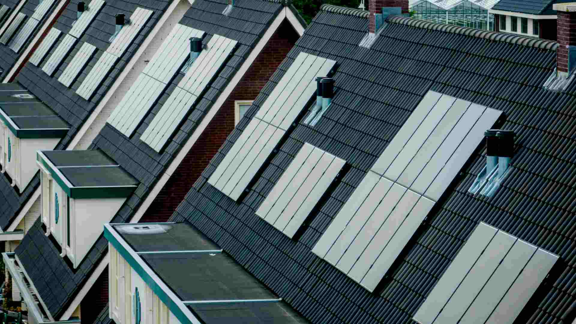 Photo de plusieurs toit de maison avec dess pannaux solaires