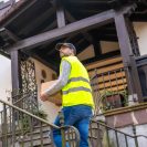 Photo d'un homme en plein diagnostic pour une maison