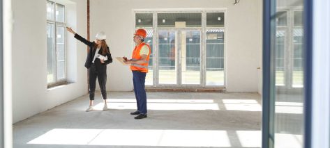 Un homme et une femme qui analyse un terrain
