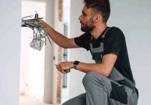 Un homme repare sa maison