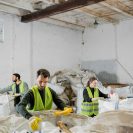 Photo de plusieurs personne qui travail et recycle une maison