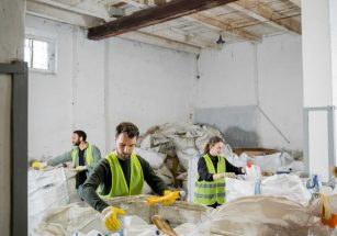 Photo de plusieurs personne qui travail et recycle une maison