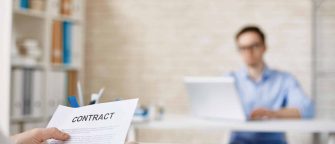 Deux hommes qui vont signer un contract