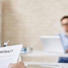 Deux hommes qui vont signer un contract