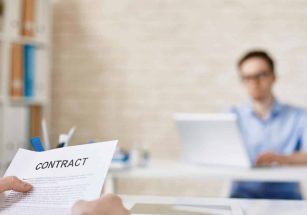 Deux hommes qui vont signer un contract