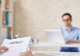 Deux hommes qui vont signer un contract