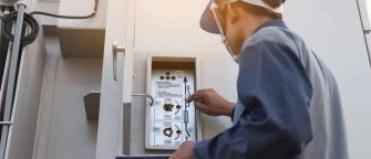 Un homme qui vérifie un compteur électrique