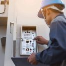 Un homme qui vérifie un compteur électrique