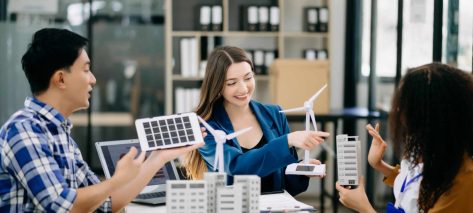 Un groupe de personnes dans un bureau fait des analyses sur des logements.
